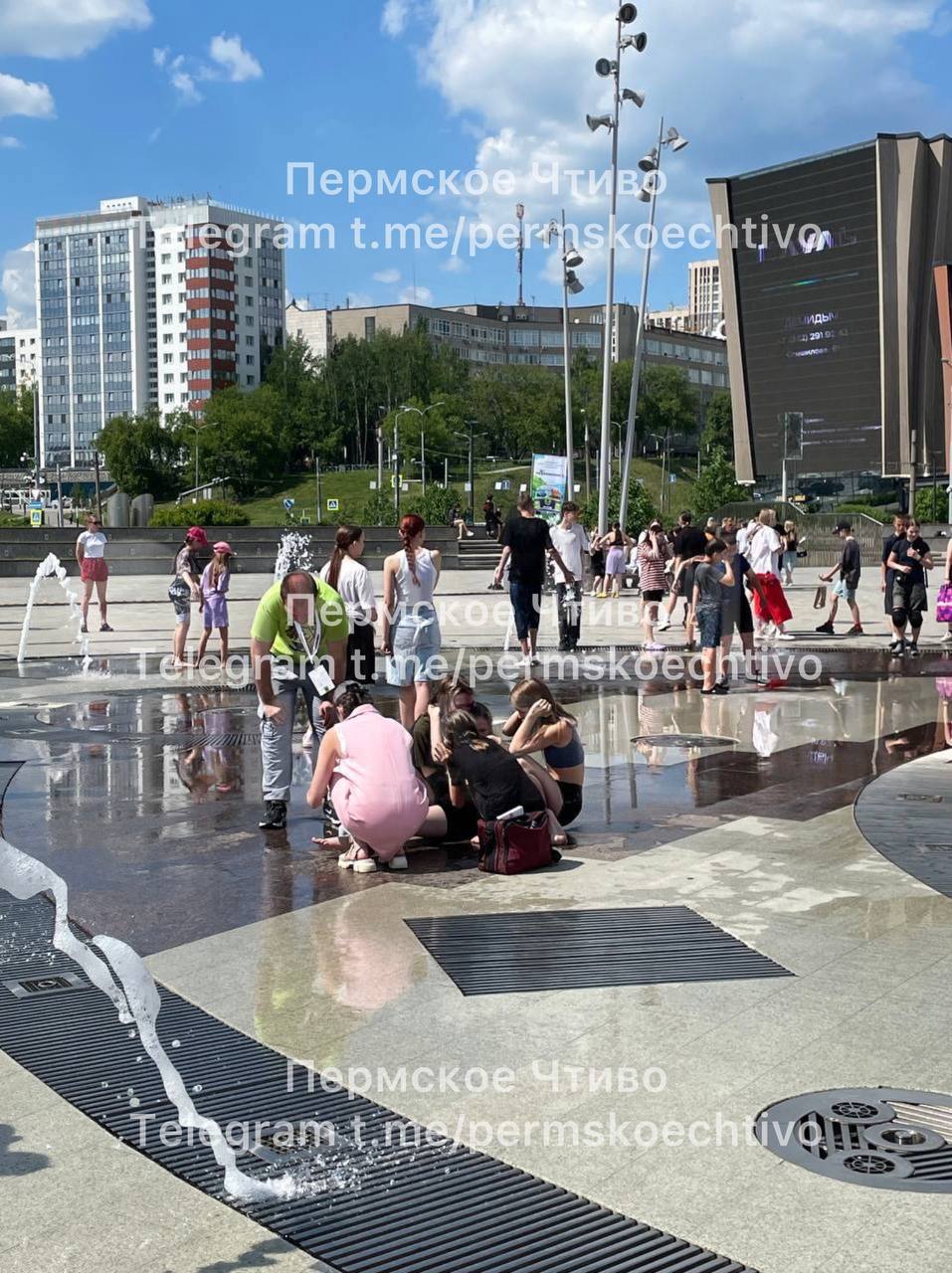 Девочка, травмировавшая палец в фонтане на Эспланаде, госпитализирована. Минздрав сообщает Properm.ru, что она находится в состоянии средней степени тяжести. Врачи оказывают ей всю необходимую помощь. Очевидцы говорят, девочка сломала палец на ноге, когда скакала в воде.