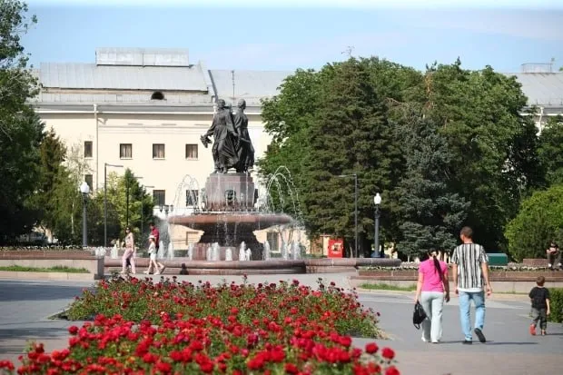 Волгоградцам назвали невыгодные месяцы для отпуска в 2026 году Тем кто планирует продлить майские праздники за счет отпуска стоит пересмотреть свои планы Финансово такой шаг невыгоден Однако во 2 м полугодии еще будут периоды когда можно компенсировать возможные потери Как пояснили специалисты людям которые ведут строгий учет доходов следует выбирать время для отпуска с максимальным количеством рабочих дней Также важно помнить что больничные и командировки влияют на расчетные суммы В 1 м полугодии 2026 года лучше не отдыхать в январе и мае Самым прибыльным месяцем для отпускных стал апрель Тем кто еще не использовал все положенные дни стоит присмотреться к июлю Это наиболее выгодный период для отдыха во 2 м полугодии Расчеты показывают при зарплате в 100 тыс рублей и двухнедельном отпуске выплаты почти полностью компенсируют потери Этому способствуют 23 рабочих дня в июле Самыми невыгодными для начисления отпускных окажутся ноябрь 20 рабочих дней и август 21 В остальные месяцы по 22 рабочих дня При отсутствии командировок и больничных потери от оплачиваемого отдыха в эти периоды будут минимальными и примерно одинаковыми Волгоградская правда в Max   max ru vpravda ru