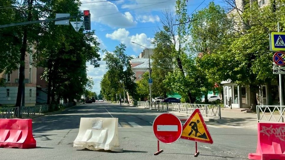 В Ярославле на улице Республиканской начали карточный ремонт дороги на участке от проспекта Октября до Советской. Подрядчик приступил к фрезеровке верхнего слоя асфальта 4 июня. На дороге установлены знаки, ограничивающие проезд. Ранее власти предупреждали о перекрытии, но сроки не называли. Фото: мэрия Ярославля Еще больше новостей — в Telegram-канале «Ъ-Ярославль»