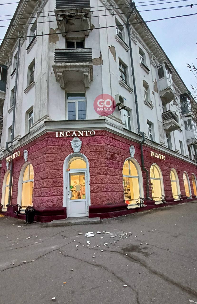 ТОЛК новости Барнаула Алтайского края и Республики Алтай ЧП на сетях и поваленные прилавки Непогода набирает обороты в Алтайском крае Днем 1 ноября в крае усилился ветер местами поднялась пылевая буря В Залесовском районе из за замыкания на линиях электропередачи загорелась сухая трава у водонапорной башни на улице Строителей и в селе Шмаково Пожарные оперативно потушили огонь сообщил в telegram канале глава Залесовского округа Александр Пластеев Также отсутствует электричество в Борисово Никольском П Крепости Кордоне Пещерке на Муравье где то полностью где то на части улиц добавил глава специалисты работают над восстановлением В Барнауле из за скачков напряжения мигал свет и временно останавливались насосы а на проспекте Ленина ветер сорвал облицовку с домов ТОЛК ТОЛК в подробнее на канале ТОЛК новости Барнаула Алтайского края и Республики Алтай