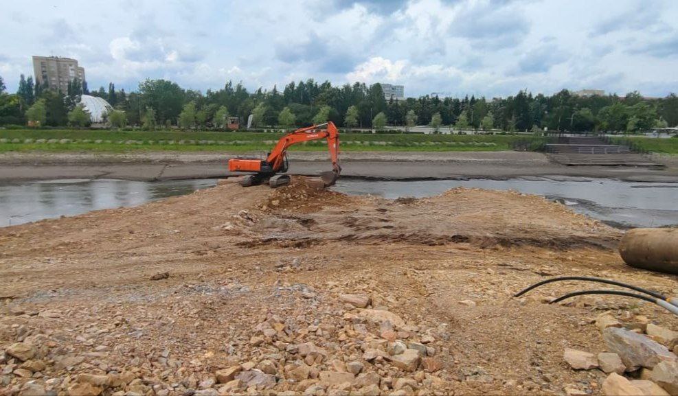 В Кемерове подрядчик приступает к подготовительным работам для строительства пешеходного моста через Искитимку Сооружение свяжет между собой парк Победы имени Жукова на одном берегу малой речки и новое общественное пространство с мемориальным комплексом Александру Невскому на другом. Конструкция моста представляет собой комплекс труб, пропускающих воду, с пешеходным сообщением сверху и архитектурной подсветкой. Вести-Кузбасс