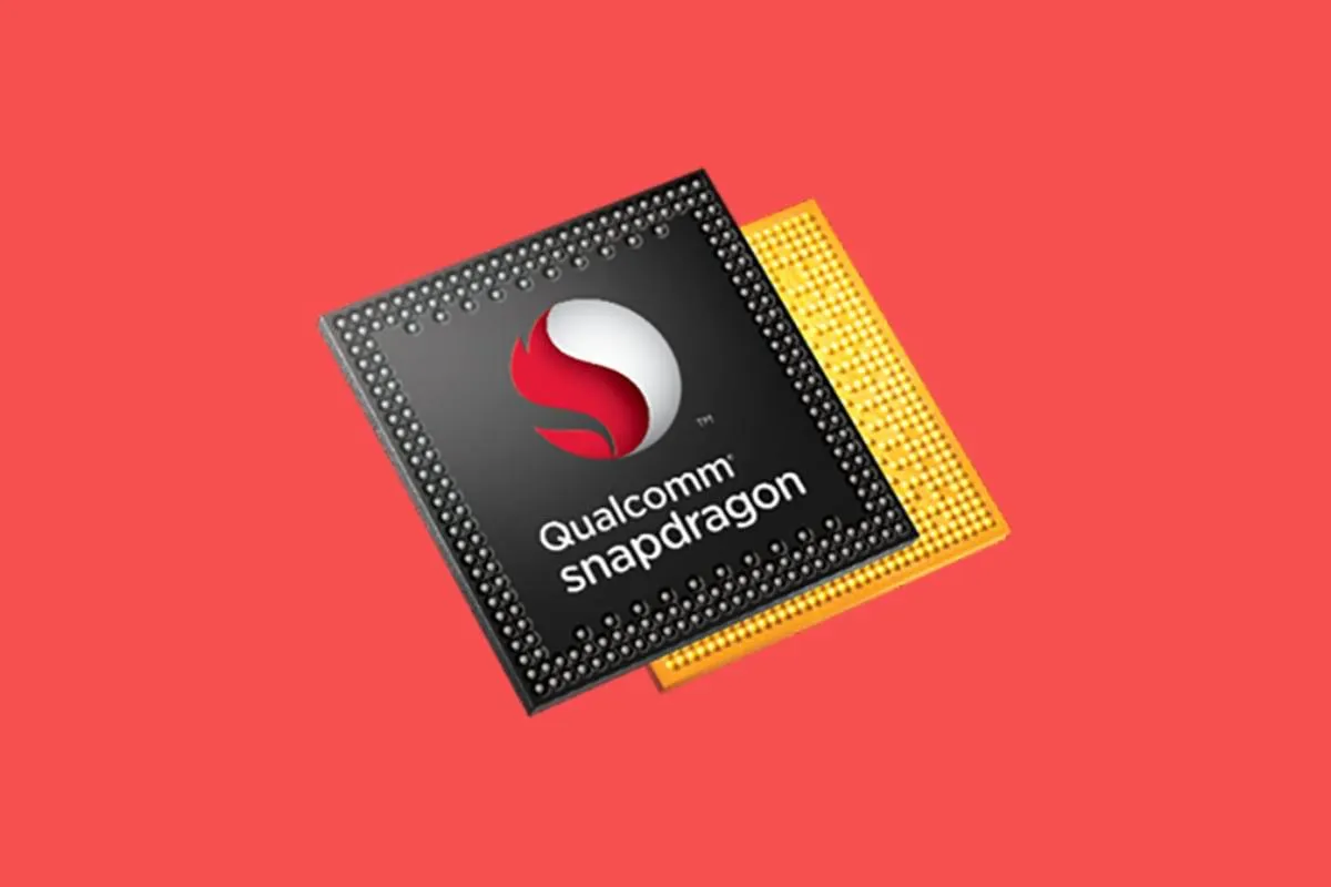 Лаборатория Касперского нашла критическую уязвимость в чипах Qualcomm Хакеры могут получить полный доступ к смартфону Имея физический доступ к устройству злоумышленник может по кабелю передать эксплойт который получит доступ ко всем данным а также к камере и микрофону В некоторых случаях хакеры могут полностью перехватить управление смартфоном Наиболее сложным этапом является разработка эксплойта Лаборатории Касперского пока неизвестны случаи использования этой уязвимости   www iphones ru 1369389 новости iphonesru