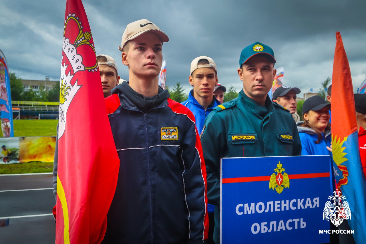 Юные спортсмены завоевали бронзу в боевом развертывании На базе Подольского учебного центра ФПС МЧС России продолжаются межрегиональные соревнования по пожарно-спасательному спорту. Во второй день соревнований участники продемонстрировали свои навыки в дисциплине «боевое развертывание». Юношеская команда в составе Романа Астахова, Глеба Байкова, Максима Андреева, Тимофея Горлова, Егора Ярыгина и Светозара Маркова показала отличные результаты и завоевала третье место. Поздравляем ребят с достойным выступлением и желаем им дальнейших успехов и новых побед в оставшееся дни соревнований! #МЧСРоссии #МЧС #МЧС_Смоленск #ПожарноПрикладнойСпорт