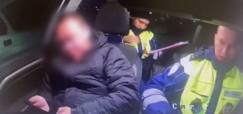 ‼ В Салехарде автоинспекторы выявили водителя с признаками опьянения. 9 мая в ночное время сотрудниками Госавтоинспекции был остановлен отечественный автомобиль, за рулем которого находился 32-летний водитель с явными признаками алкогольного опьянения и не имеющий права управления транспортными средствами. На предложение пройти медицинское освидетельствование на состояние опьянения мужчина ответил отказом. В отношении нарушителя составлен административный материал по ч. 2 ст. 12.26 КоАП РФ «Невыполнение водителем транспортного средства, не имеющим права управления транспортными средствами законного требования уполномоченного должностного лица о прохождении медицинского освидетельствования на состояние опьянения». ‼ Если вы стали очевидцем того, что водитель в нетрезвом состоянии собирается управлять или уже управляет транспортным средством, позвоните по телефону «112» 102 - для сотовой связи . Этим вы предотвратите возможную беду и сохраните жизнь и здоровье окружающих вас людей. #мвдроссии #полиция #гибддянао #гибдд #янао #салехард