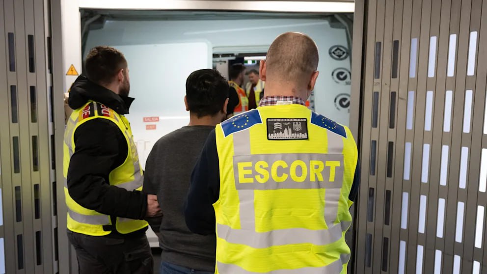 В Евросоюзе договорились усилить давление на соискателей убежища получивших отказ С лета 2026 года ЕС планирует начать отклонять заявления прямо на границе В Брюсселе прошла встреча министров внутренних дел стран членов ЕС По её итогам государства договорились усилить давление на отклонённых соискателей убежища чтобы сделать депортации более эффективными Теперь люди без права на пребывание в какой либо стране ЕС должны будут получить новые обязательства а при недостаточном сотрудничестве с органами власти им могут грозить сокращения социальных выплат Эти новые правила должны послужить переходом к реформе Общей европейской системы предоставления убежища которую страны члены приняли в июне 2024 года и должны внедрить до июня 2026 года В апреле этого года Еврокомиссия объявила о намерении ускорить введение отдельных положений реформы В будущем страны получат возможность проводить ускоренные процедуры рассмотрения заявлений о предоставлении убежища тогда соискателей удастся разворачивать прямо на внешних границах ЕС если их заявление по всей вероятности не будет удовлетворено При этом те просители убежища которые не могут вернуться в свою страну происхождения должны иметь возможность отправиться в центры возвращения в третьи страны Так например существует нидерландская инициатива по созданию такого центра в Уганде Мы находимся в поворотной точке миграционной политики Эта работа началась год назад и даже раньше Мы показали и продолжаем показывать сегодня что ЕС способен действовать заявил в BILD комиссар ЕС по вопросам миграции Магнус Бруннер BILD Russian