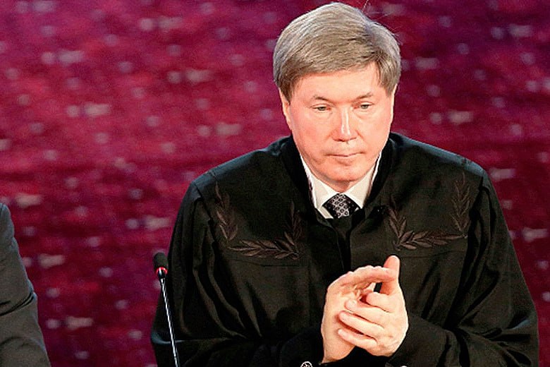 Дело Чернова экс главсудьи Краснодарского края 27 ноября Высшая квалификационная коллегия судей рассмотрит вопрос о прекращении полномочий Александра Чернова который ранее занимал должность председателя Краснодарского краевого суда Основанием для рассмотрения данного вопроса является пункт 6 статьи 15 Закона РФ О статусе судей в Российской Федерации Этот пункт предусматривает возможность прекращения отставки в случае нарушения антикоррупционного законодательства и несоблюдения установленных запретов Причиной для лишения статуса стали серьезные нарушения антикоррупционного законодательства допущенные Черновым в период его руководства Краснодарским краевым судом с 1994 по 2019 год Прокуратура установила факты систематического нарушения им запретов связанных с коммерческой деятельностью Если ВККС примет решение о прекращении отставки Александр Чернов потеряет почетное звание гарантии личной неприкосновенности пожизненное денежное содержание и льготы kuban Press мы в MAX