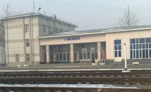 В Андижане мужчина зарезал жену прямо в школе Инцидент произошёл в Асакинском районе Муж и жена работали в школе Из за семейных разногласий супруг принес нож в школу и ударил им 35 летнюю супругу От полученных ранений она скончалась Позже убийца ушел домой и пытался покончить собой вспоров себе живот Его заметил брат и доставил в больницу Мужчина выжил Возбуждено дело по ч 1 ст 97 УК умышленное убийство идет следствие Подписаться на канал Узбекистан Online