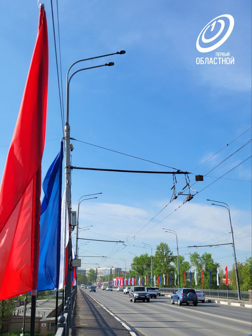 В Орле танцами собрали 100 тысяч рублей для бойцов СВО!   Деньги собрали в рамках Всероссийского благотворительного фестиваля «Время побеждать!». Об этом сообщила администрация города Орла.   Конкурс прошел в КДЦ «Металлург», собрал участников из Орла, Мценска, Смоленска, Курска и других городов. Возраст ребят - от 3 до 16 лет.   Танцы были самые разные, но главным остался "Вальс Победы", который исполнили многократные чемпионы региона по танцевальному спорту Максим Аверкин и Мария Кучеренко.   По итогам фестиваля лучшие получили кубки и награды. Несмотря на то, что такое мероприятие прошло впервые, итоги впечатляют: 100 тысяч рублей будет направлено на поддержку бойцов СВО.   Теперь в планах сделать фестиваль ежегодным, но уже более масштабным.   Организатором выступила общественная организация «Платинум» под руководством Михаила Гавдиса. В этом году он стал победителем регионального этапа конкурса «Сердце отдаю детям» и теперь представит Орловщину на всю страну.