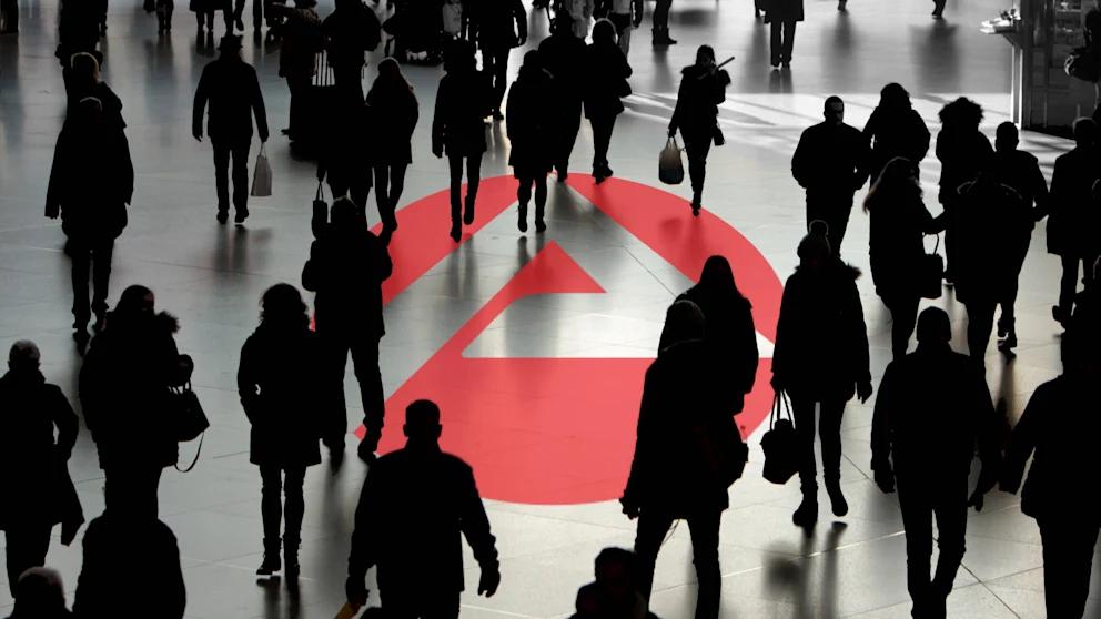 Единственное что растет при правительстве Мерца это госдолг и безработица В Германии планируют сократить почти 150 тысяч рабочих мест В Германии на 88 предприятиях планируется сократить 147 522 рабочих места Такие данные приводит инициатива Neue Soziale Marktwirtschaft INSM исследование которой оказалось в распоряжении BILD В перечень входят гиганты промышленности автопроизводители логистические компании IT фирмы авиапредприятия и малые машиностроители Только в Deutsche Bahn собираются ликвидировать 30 000 позиций в автоконцерне ZF 14 000 Глава INSM Торстен Альслебен в комментарии BILD заявил что масштабное сокращение рабочих мест говорит само за себя и отражает провалы экономической политики как нынешнего так и предыдущего правительства Слишком много бюрократии слишком дорогая энергия слишком высокие налоги и рабочая сила а также нехватка кадров Для решения этих проблем нужны конкретные меры а не новые долги подчеркнул он С резкой критикой выступил и бывший вице президент Бундестага Вольфганг Кубики По его словам канцлер Фридрих Мерц обещавший вывести страну на траекторию роста превратился в канцлера сокращения Единственное что растет при правительстве Мерца это госдолг и безработица отметил политик BILD Russian