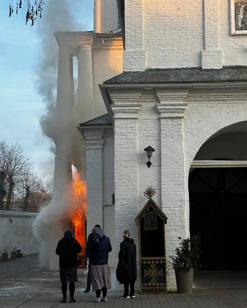 На территории храма в станице Старочеркасской случился пожар    В станице Старочеркасской Аксайского района произошел пожар на территории мужского Монастыря. ЧП случилось 22 ноября на улице Почтовая, 1.    Около 16:30 загорелась пристройка к храму. Монахи вызвали пожарных на место происшествия. К тому моменту, когда прибыли специалисты, пламя охватило 6 квадратных метров.    К счастью, пожар быстро потушили и никто не пострадал.   Подписаться на "Новости Ростова"    Прислать новость