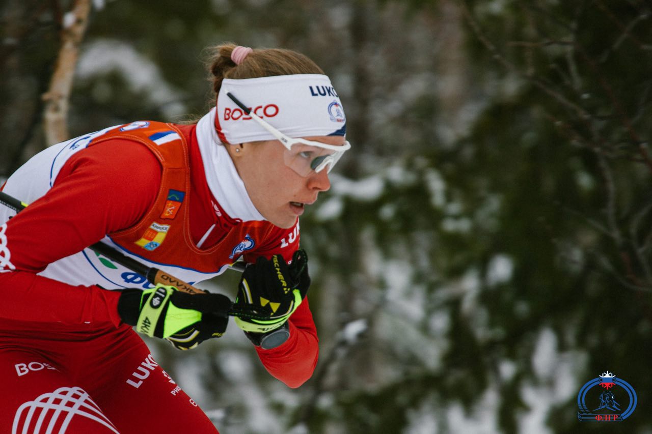 Алина Пеклецова взяла серебро в гонке преследования на третьем этапе ФосАгро Кубка России по лыжным гонкам в Чусовом Вологжанка стартовала с отставанием 44 секунды от лидера мини тура Вероники Степановой К середине дистанции спортсменка сократила отрыв олимпийской чемпионки до 30 секунд а на финише уступила всего 26 тем самым показав лучшее чистое время ВологдаРегион 35ТВ в MAX