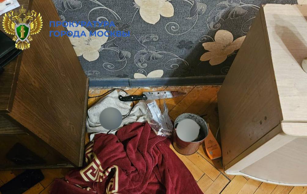 Тела мужчины и женщины с ножевыми ранениями обнаружены в квартире на Щелковском шоссе в Москве, сообщили в городской прокуратуре. В убийстве подозревается их знакомый, его уже задержали.