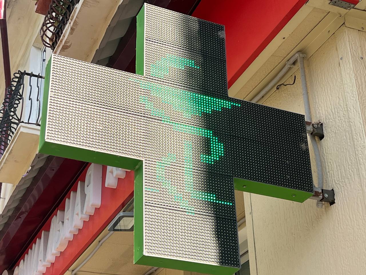 В Томской области прокуратура добилась обеспечения инвалида жизненно необходимыми лекарствами Прокуратура г Кедрового Томской области по обращению 44 летней местной жительницы провела проверку исполнения законодательства в сфере здравоохранения Установлено что заявительница является инвалидом страдает хроническим воспалительным заболеванием позвоночника и суставов нуждается в приеме жизненно важных лекарств которые должны ей предоставляться бесплатно Однако продолжительное время необходимые препараты не выдавались Прокуратура направила в суд исковое заявление о возложении на региональный департамент здравоохранения обязанности обеспечить жительницу города жизненно важными лекарственными средствами Суд требования прокурора удовлетворил В результате вмешательства надзорного ведомства женщина получила лекарства