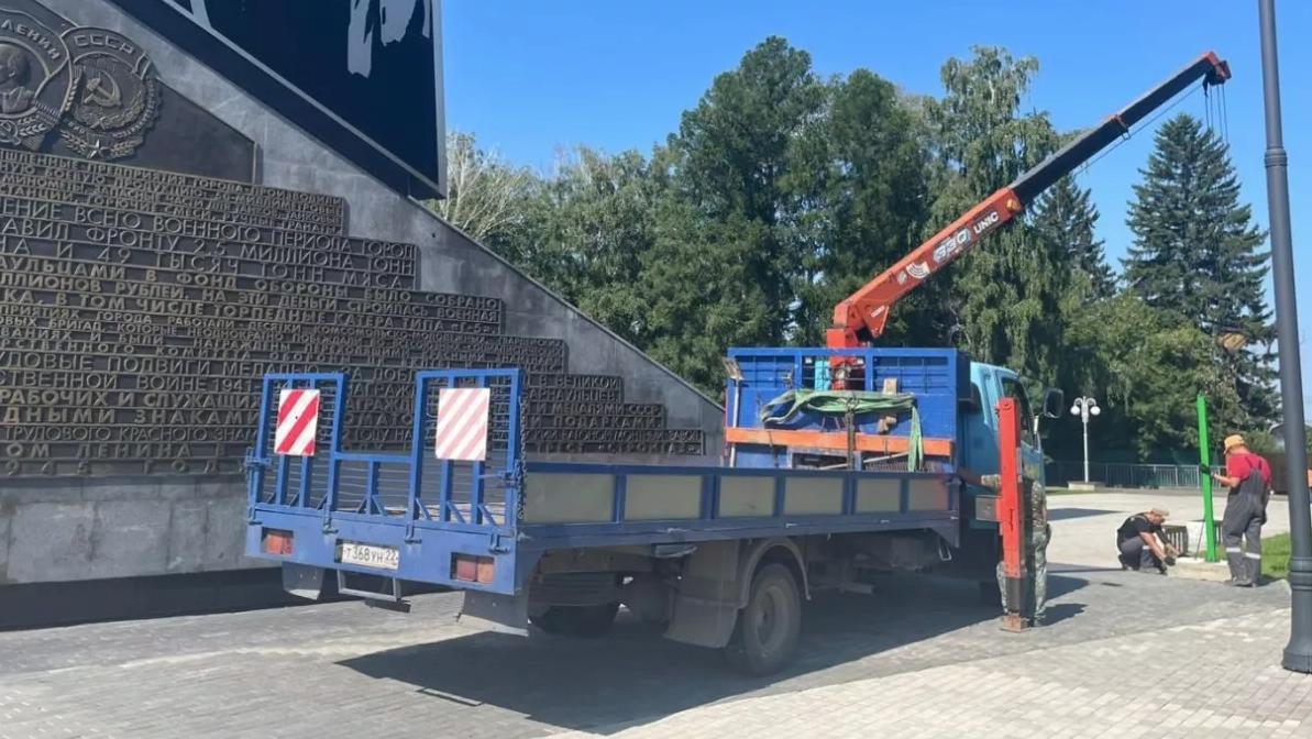 Стелу "Город трудовой доблести" в Нагорном парке на время огородили Как уточнили в мэрии города, это сделано в связи с плановыми работами по частичной замене плиточного покрытия, которые должны завершить до 1 августа. ТОЛК