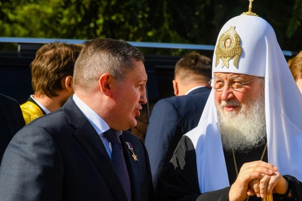 Андрей Бочаров поздравил с днем рождения патриарха Кирилла Губернатор Волгоградской области Андрей Бочаров направил теплые поздравления Святейшему Патриарху Московскому и всея Руси Кириллу в честь дня его рождения Патриарх Кирилл своим постоянным служением Богу и Родине пропагандирует ценности доброты и сострадания поддерживает укрепление древних православных традиций бережно охраняет духовное историческое и культурное наследие России Он играет важную роль в духовном возрождении многонационального и многоконфессионального общества Под его руководством Русская православная церковь разделяет с народом все радостные и трудные моменты современности оказывая духовную поддержку защитникам Родины сражающимся за свободу и независимость страны Волгоградский губернатор пожелал Его Святейшеству крепкого здоровья и дальнейших успехов в его непрестанной духовной миссии во славу Бога во благо многонационального российского народа и государства   vpravda ru obshchestvo andrey bocharov pozdravil s dnem rozhdeniya patriarha kirilla 218516