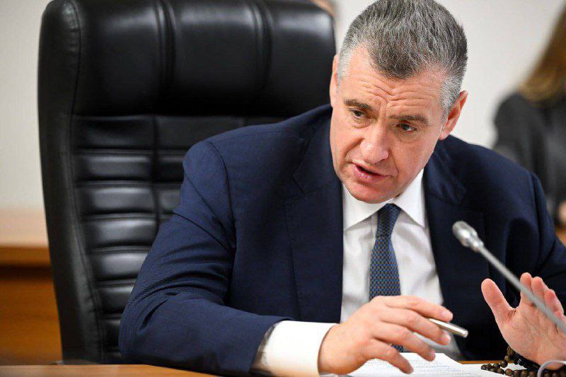 Слуцкий раскритиковал коммунальщиков Слободского за Потемкинские деревни Перед приездом лидера ЛДПР Леонида Слуцкого в Слободской местные коммунальщики зная о визите заранее не успели подготовиться и действовали настолько стремительно что бесцеремонно сгребли снег на детскую площадку а в другой точке по маршруту политика повредили ель Слуцкий назвав такую уборку снега попыткой к его приезду построить Потемкинскую деревню раскритиковал действия управляшек Дорогие коллеги не к приезду Слуцкого а каждый день особенно зимой для пожилых людей для детей для каждого жителя Делайте это не ломая ветки не засыпая детские площадки Надо работать над тем что предписано каждому из нас и составляет суть наших служебных обязанностей Вот такое у меня пожелание Я еще раз обязательно приеду и посмотрю как работает управляющая компания в Слободском сказал Слуцкий Подписаться