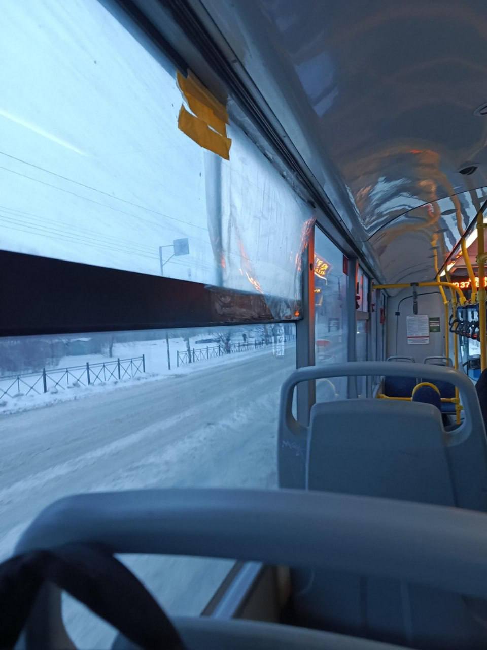 В омском автобусе 67 вместо стекла на окно натянули плёнку со скотчем Очевидцы делятся что такая незасыловатая конструкция не спасает от зимних холодов Фото опубликовали в телеграм канале Голос Омска Когда автобус набирает скорость то по салону гуляет холодный ветер А когда на днях шёл снег им и вовсе присыпало пассажиров Как сообщает NGS55 RU со ссылкой на мэрию что информация о случившемся передана в предприятие для проверки Фото телеграм канал Голос Омска Om1 Омск в MAX