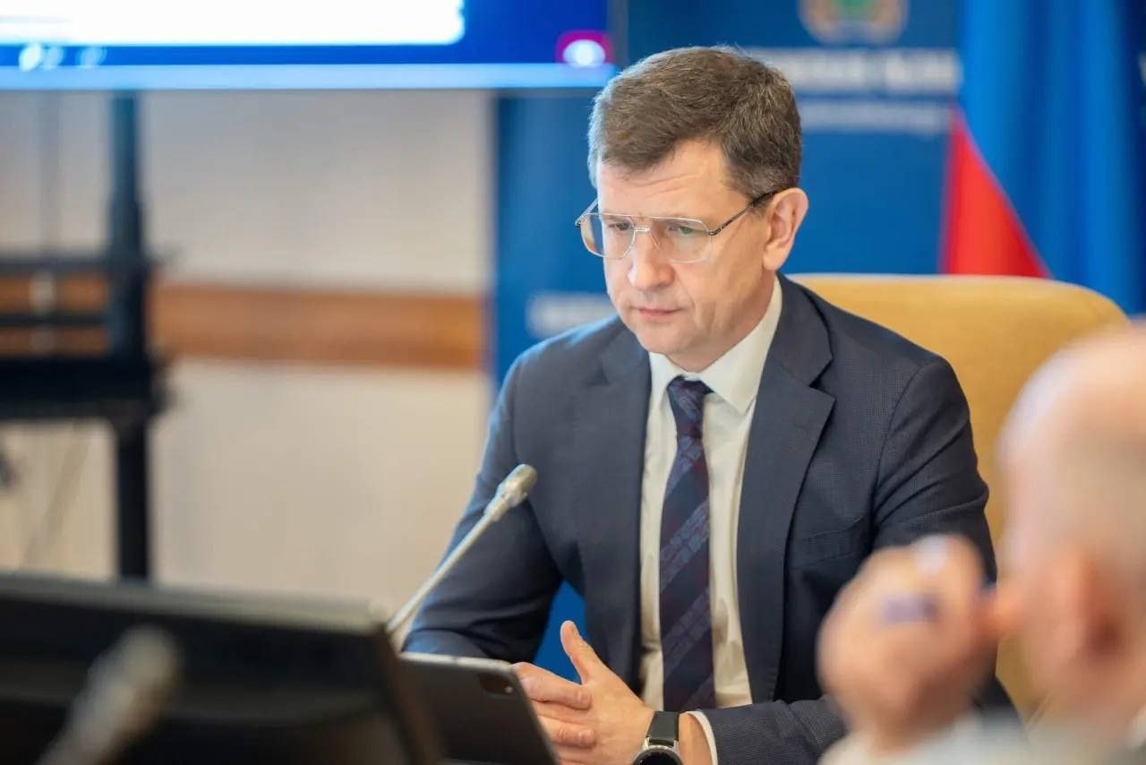 Дмитрий Разумовский назначен ответственным за творчество Заместитель губернатора Дмитрий Разумовский назначен куратором креативных индустрий в Калужской области Креативные индустрии особый сектор экономики основанный на продаже товаров и услуг являющихся результатом интеллектуальной деятельности Главным ресурсом является творческий потенциал идеи талант умение создавать новое К креативным индустриям относят такие направления как арт индустрия фотография реклама дизайн и многое другое Доля креативных индустрий в экономике России сейчас составляет около 3 5 В Калужской области она еще меньше всего 2 5