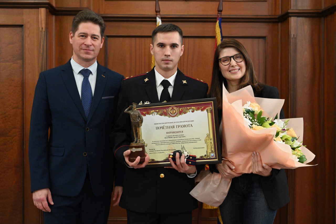 Белгородский полицейский получил внедорожник за победу в конкурсе «Народный участковый»  Сергею Наумову кроме переходящей статуэтки, нагрудного знак победителя и грамоты МВД России вручили еще ключи от автомобиля «УАЗ Патриот», сообщили в пресс-службе МВД России. Ему также  досрочно присвоили очередное специальное звание.  В народном голосовании Наумов набрал 430 тыс. голосов. В 2022 году на всероссийском этапе конкурса «Народный участковый» офицер занял второе место.     Поддержать бустом