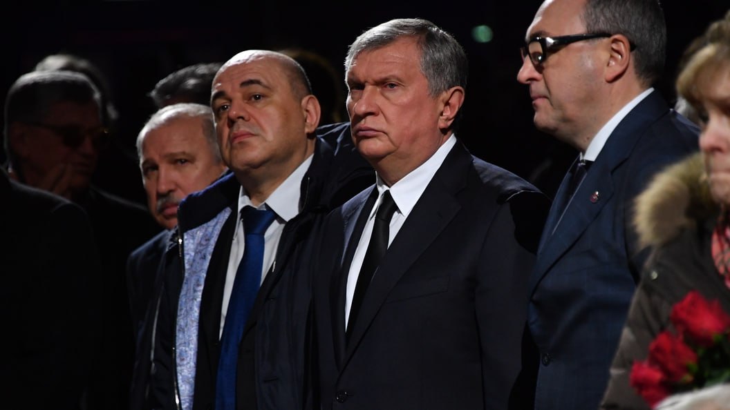 Крупный бизнес выступил против идеи властей Яблоко раздора бензин Правительство страны поддержало идею законно снизить требования к качеству бензина Так власти намерены бороться с дефицитом топлива внутри страны Против выступил глава Роснефти Игорь Сечин Он написал письмо Путину с критикой идеи По его данным даже если идею одобрят она позволит наполнить рынок ещё лишь 2 5 бензина от уровня потребления Взамен Сечин предлагает создать систему мониторинга товарного дефицита провести аудит производителей некондиционного топлива ввести обязательство для владельцев АЗС содержать месячный запас нефтепродуктов Президент поручил заместителю главы администрации президента Максиму Орешкину рассмотреть предложение Сечина и доложить своё мнение пишет Коммерсантъ Напомним в стране ежегодно в сезон сбора урожая возникает дефицит бензина и дизтоплива В этом году оптовые цены на бирже били рекорды На заправках не было топлива На фоне этой проблемы власти ввели запрет на экспорт бензина Нефть if market news