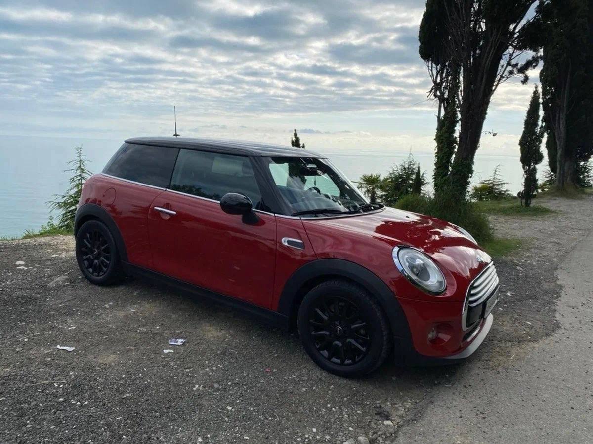 Бывшие полицейские Сочи осуждены на 9 лет за взятку автомобилем Мини Купер В июле 2022 года Аветик Гиголян Владислав Петриченко Рубен Разанов и Родион Назаркин заранее договорились извлечь выгоду из служебного положения Назаркин и Разанов сообщили Гиголяну который занимал должность оперуполномоченного уголовного розыска УВД по Сочи что их знакомый выращивает дома наркосодержащие растения и употребляет их Гиголян проверил финансовое положение этого человека и доложил информацию Петриченко начальнику отделения уголовного розыска После этого полицейские решили создать ситуацию при которой мужчина будет вынужден передать взятку 15 июля 2022 года Гиголян и Петриченко остановили Назаркина вместе с его знакомым При проверке у последнего обнаружили марихуану наркотики нашли и в его доме Процессуальные документы при этом оформлены не были однако мужчине сообщили о задержании Назаркин предложил подключить Разанова для урегулирования вопроса Разанов прибыл на место и вступил в переговоры с полицейскими после чего озвучил требование о передаче взятки в размере 3 млн рублей Такой суммы у задержанного не оказалось В качестве части взятки он передал автомобиль Mini Cooper и 200 тыс рублей Назаркин заявил что располагает 1 8 млн рублей которые готов передать полицейским с последующим возвратом долга Мужчина согласился Спустя несколько дней Назаркин начал настаивать на возврате денег после чего потерпевший обратился в правоохранительные органы В момент получения части денег Назаркин был задержан затем задержали и остальных участников схемы Суд первой инстанции признал Гиголяна и Петриченко виновными и назначил каждому по 9 лет лишения свободы в колонии строгого режима с лишением званий майора и подполковника полиции Назаркин получил 7 лет колонии строгого режима Разанову первоначально был назначен штраф в размере 2 8 млн рублей однако это решение было обжаловано Апелляцию рассмотрела судебная коллегия Краснодарский краевой суд Суд согласился с доводами прокуратуры о чрезмерной мягкости наказания Приговор в отношении Разанова изменили назначив ему 7 лет лишения свободы в колонии строгого режима   свои фото видео и истории присылайте нашему боту prostokrd bot Подпишись на наш канал в Telegram MAX