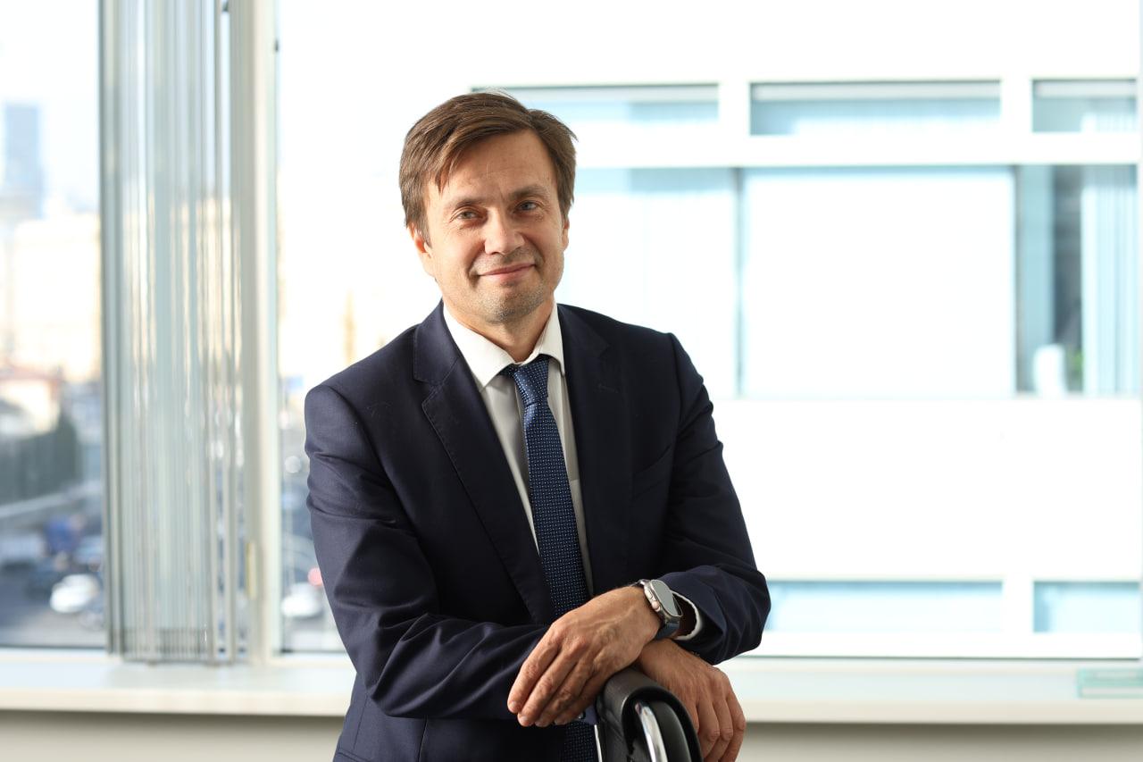 Почему сейчас тренд на консервативные инвестиции Многие не решаются планировать инвестиции даже на несколько лет вперед не говоря уже о десятилетии На фоне ставок по вкладам под 18 20 инвестиции казались чем то рискованным и неопределенным Стоит ли сейчас собирать портфель на долгий срок Почему длинные ОФЗ снова главный инструмент Как инвестору сохранять спокойствие и справляться с рыночной волатильностью Об этом РБК Инвестициям рассказывает заместитель председателя правления банка Синара Андрей Алетдинов Пожалуй длинные ОФЗ это сейчас самые надежные бумаги на рынке Доходность по ним может достигать 15 годовых А если ставка ЦБ к концу 2026 года снизиться до 13 наш базовый прогноз то за счет роста цен на отдельных длинных облигациях можно заработать до 30 за год считает Андрей Алетдинов В интервью как инвесторы перестраивают стратегии почему осторожность стала главным трендом года и что делать тем кто хочет остаться в рынке но не готов к высоким рискам Руководитель инвестбанка Синара о длинных ОФЗ и страхах инвесторов Подписаться на Сам ты инвестор