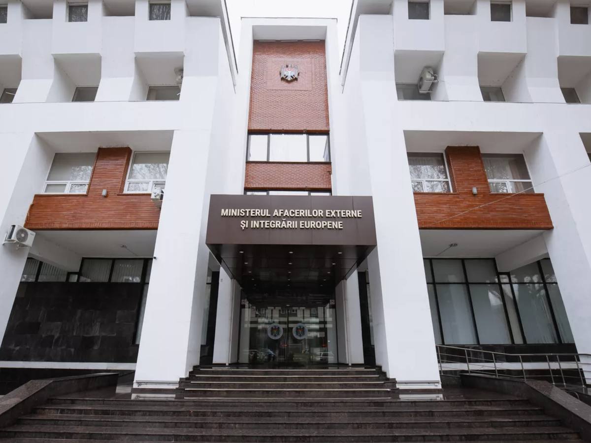 Молдавия официально начинает выход из СНГ Министерство иностранных дел Республики Молдова приступило к процедуре денонсации трёх основополагающих соглашений на которых держится Содружество Независимых Государств Об этом заявил глава МИД Михай Попшой С денонсацией этих соглашений Молдавия официально перестанет быть частью СНГ Процесс уже начался сообщил он в эфире Radio Moldova Документы о выходе поступят на рассмотрение парламента после начала новой сессии примерно к середине февраля Если их одобрят депутаты и подпишет президент Майя Санду страна юридически покинет СНГ Этот шаг логичное продолжение курса на евроинтеграцию с 2022 года Молдавия игнорирует заседания СНГ и ЕАЭС где имеет статус наблюдателя к концу 2025 года расторгнуто 67 из 255 соглашений подписанных в рамках Содружества власти активно переориентируют экспорт на западные рынки и приводят правовую систему в соответствие с европейскими стандартами Однако решение вызывает острую критику оппозиции Бывший президент Игорь Додон утверждает что такой курс противоречит интересам большинства граждан и угрожает экономическим связям и положению трудовых мигрантов Выход из СНГ может стать одним из самых значимых геополитических решений Молдавии за последние десятилетия ПЛН в MAX