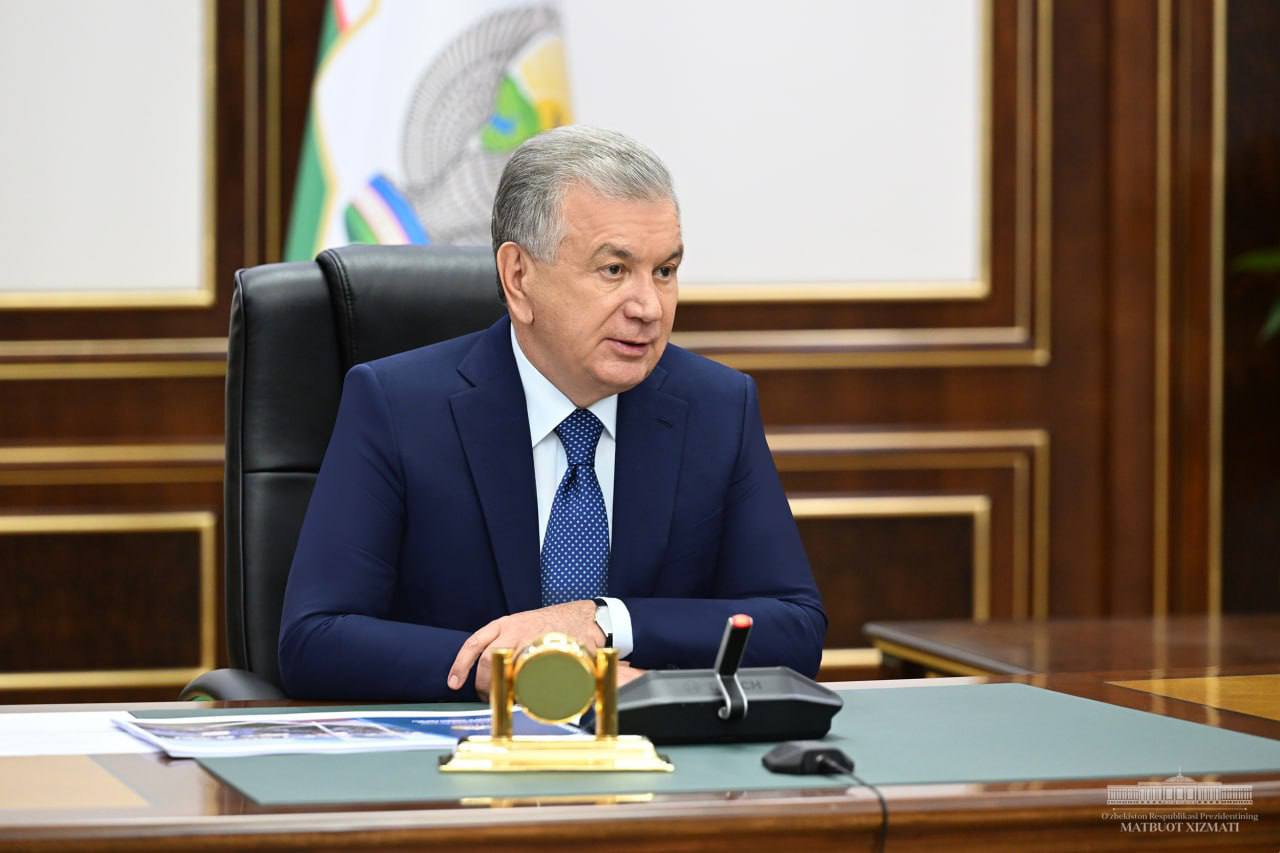 Мирзиёев призвал пропагандировать брачные договоры Президент Шавкат Мирзиёев на совещании по развитию махалли призвал активнее объяснять узбекистанцам преимущества брачных договоров По его словам это поможет защитить детей от финансовых трудностей при разводе С начала нынешнего года в стране распались около 32 тыс семей более 16 тыс родителей не выплачивают алименты Есть случаи когда мужчины уходят из семьи оставляя долги по кредитам Он подчеркнул что создание семьи это не только личный выбор но и ответственность перед супругом и детьми Telegram Facebook Instagram LinkedIn Сайт