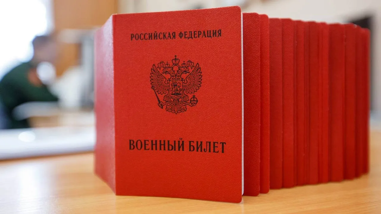 В Новокуйбышевске сотрудник военкомата освобождал призывников от военной службы За свободу взималась плата Новокуйбышевский городской суд рассматривает дело о взяточничестве в городском военном комиссариате Первое судебное заседание состоялось 28 апреля По версии следствия начальник отделения подготовки и призыва граждан на военную службу получал через посредников взятки за освобождение граждан от призыва на военную службу и выдачу военного билета Обвиняемому вменяют в вину восемь эпизодов получения взяток ч 3 ст 290 УК РФ по 150 тыс рублей Преступления инкриминируемые бывшему должностному лицу относятся к категории тяжких В отношении взяткодателей вынесены обвинительные приговоры по ст 291 УК РФ дача взятки Следующее судебное заседание назначено на 20 мая