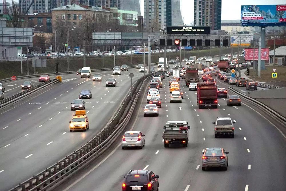 Путин утвердил новую Стратегию повышения безопасности дорожного движения Это не первый подобный документ Но ранее стратегия утверждалась правительством Теперь президентом что повышает ее политический и правовой статус а также позволит распространить ее действие на все уровни власти Тем более что она отнесена к документам в сфере обеспечения национальной безопасности государства И впервые распространяет планирование на долгосрочный период Цели довольно серьезные Снизить социальный риск то есть количество погибших на 100 тысяч ДТП с сегодняшних 9 86 по итогам 2024 года до 6 8 к 2030 году А к 2036 году до 5 1 Напомним что за последние два десятилетия России удалось более чем в два раза снизить число погибших в ДТП Опыт зарубежных стран показывает что чем ниже уровень дорожно транспортной смертности тем сложнее сохранить темпы ее снижения Поэтому новая Стратегия основана на проактивном и рискориентированном подходах rg ru 2025 11 14 putin utverdil novuiu strategiiu povysheniia bezopasnosti dorozhnogo dvizheniia html tgm Фото iStock Подписаться на Российскую газету в Читать нас в MAX