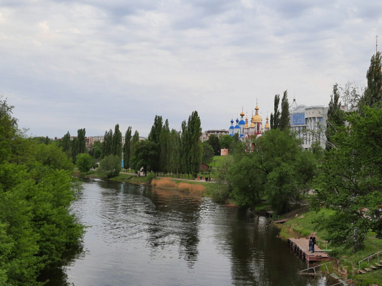 Экология проблемы и их решение 2025 год для экологии Тамбовской области стал периодом контрастов когда острые проблемы прошлого и настоящего сочетались с активной работой по их решению С одной стороны регион продолжал сталкиваться с серьёзными инцидентами судебные взыскания с предприятий за гибель рыбы новые факты загрязнения водных объектов такие как жёлтая пена в Ласковском карьере а также постоянный общественный резонанс вокруг затянувшихся дел например о фекальном озере в Тамбове С другой стороны год был отмечен заметной практической работой по оздоровлению окружающей среды Продолжилась масштабная и долгосрочная расчистка главной водной артерии региона реки Цны Активно велись работы по реабилитации локальных водоёмов завершился ремонт плотины на Талинке был расчищен пруд в Уваровском округе Таким образом параллельно с реакцией на новые чрезвычайные ситуации в области последовательно реализовывались запланированные проекты по улучшению экологического состояния рек и прудов Подробности в итоговом годовом обзоре ИА Онлайн Тамбов ру