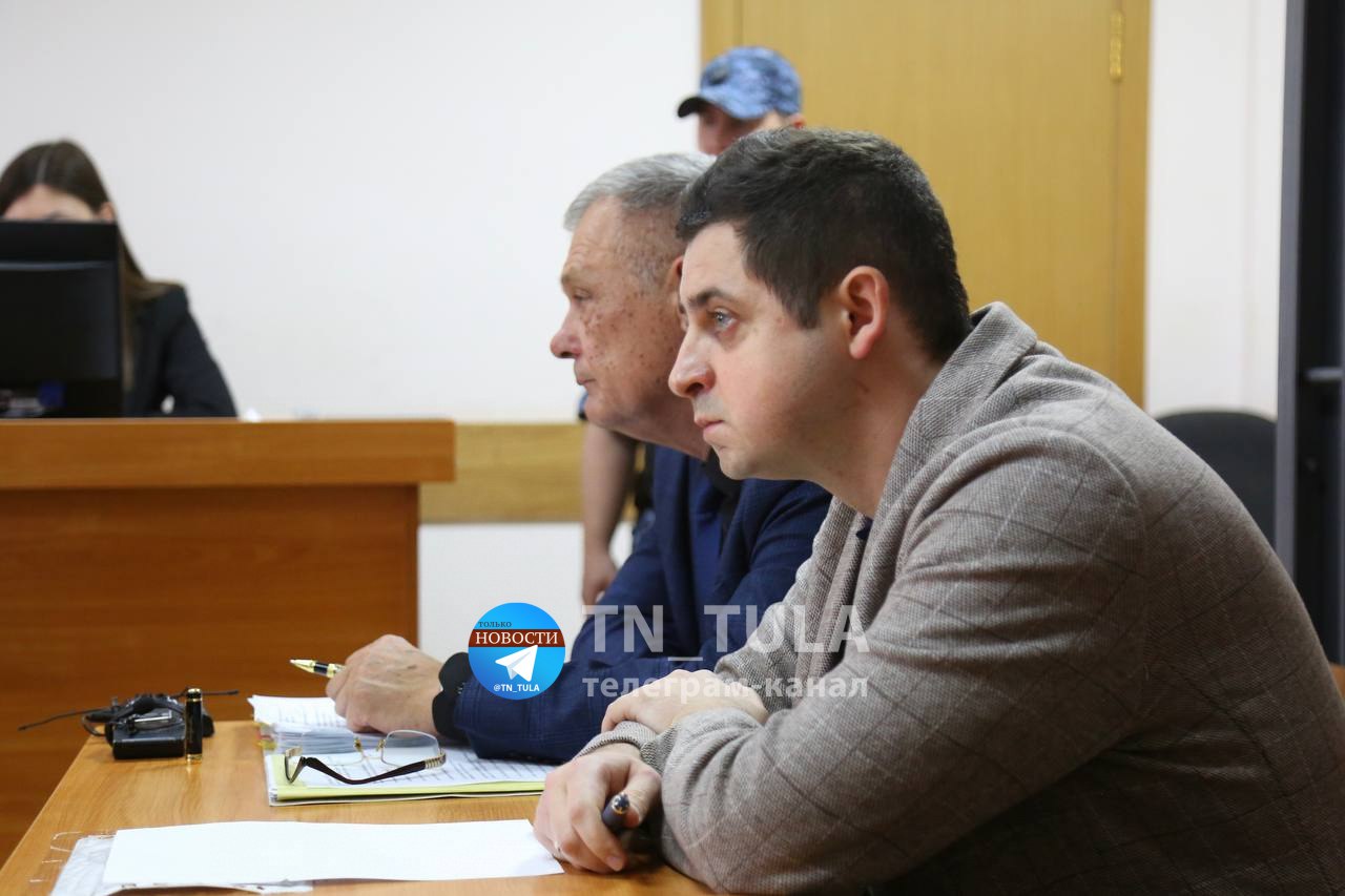 Дмитрию Дубовенко смягчили приговор за ДТП с двумя погибшими Об этом сообщает телеграм канал ТОЛЬКО НОВОСТИ Так вместо 4 5 лет в исправительной колонии Дубовенко отсидит 4 года и 4 месяца в колонии поселении Кроме того срок запрета на вождение автомобиля сократили на полгода с 3 до 2 5 лет В июле суд признал политика виновным и приговорил к 4 5 годам лишения свободы в исправительной колонии общего режима Дубовенко назвал приговор неоправданно жестким и подал апелляцию Он потребовал снизить срок лишения свободы Напомним 3 мая на проспекте Ленина в Туле Дмитрий Дубовенко за рулём своего спорткара Шевроле Камаро вылетел на встречку и врезался в седан Тойота Пассажирка погибла на месте Водитель получил серьезные увечья и позже скончался в больнице