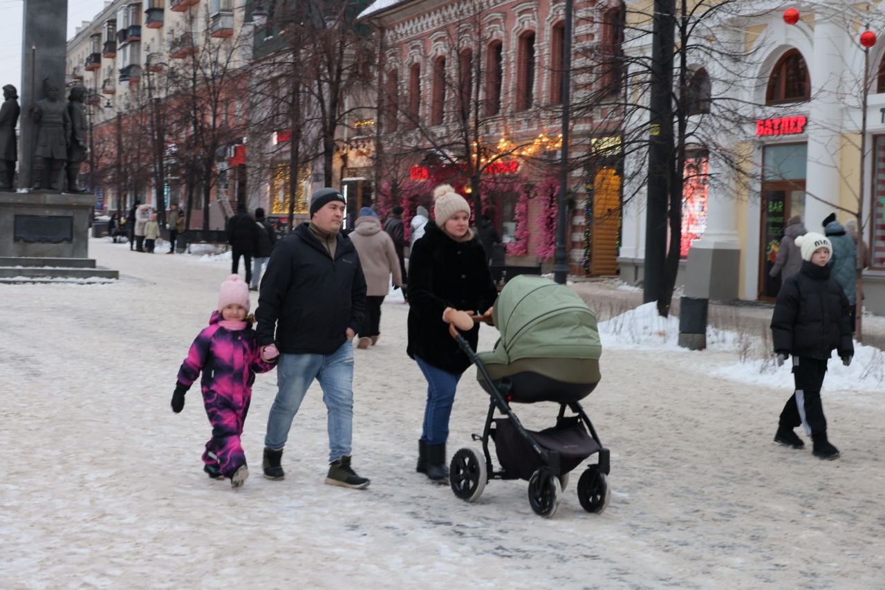 Матпомощь до миллиона на рождение ребенка не будут облагать налогом в Челябинске С начала 2026 года новоиспеченным родителям не придется платить налог на материальную помощь от работодателя если она не превышает миллиона рублей Раньше без вмешательства налоговой можно было получить до 50 тысяч Материальная помощь выплачивается работодателем в течение первого года при рождении или усыновлении ребенка а также если несовершеннолетнего берут под опеку Если на одного ребенка сумма не превысит миллиона рублей ее не будут облагать налогом С выплат которые превысят эти рамки НДФЛ придется уплатить Поскольку срок выплаты в течение первого года жизни ребенка работодатели могут применить новый лимит даже к детям родившимся в 2025 году подчеркнули в ФНС Подписаться на vecherchel   Поддержать Читать в Мах