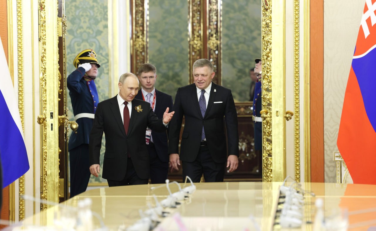 Фицо пообещал Путину наложить вето на отказ ЕС от российских энергоресурсов Премьер-министр Словакии Роберт Фицо на встрече в Кремле с Владимиром Путиным раскритиковал позицию Еврокомиссии по вопросу отказа от российских энергоресурсов. По его словам, решение прекращение поставок может привести к «нестабильности» и «технологическим проблемам». Политик пообещал, что Словакия наложит вето на это предложение Еврокомиссии, если потребуется единогласное одобрение. «Если голосовать будут не единогласно, а большинством, тогда крупные государства примут свое решение», добавил он. Премьер Словакии заявил, что Европа «хочет построить новый железный занавес в разных формах», а санкции против РФ «не работают и наносят ущерб самому Европейскому Союзу». Цитаты по сайту Кремля . Братислава, напротив, «заинтересована в нормальных отношениях с Российской Федерацией», добавил Фицо. В июне Еврокомиссия намерена выступить с предложением о запрете использования российского газа и ядерного топлива к 2027 году. Его вынесут на голосование — и оно должно быть одобрено большинством членов Европейского парламента и квалифицированным большинством стран ЕС, отмечает «Коммерсант». При таком механизме Венгрия или Словакия в одиночку не смогут блокировать план. Подписаться на «Новую-Европа»