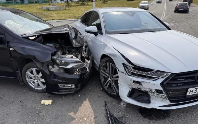 Авария с пострадавшим произошла 6 июня на Химмаше в Саранске. В первом часу дня на улице Сущинского перекресток не смогли поделить водители “Ауди А7” и “Фольксваген Поло”. Травмы получила 60-летняя пассажирка одной из иномарок. По данным ГАИ Мордовии, столкновение спровоцировал 31-летний водитель “Ауди”. Мужчина во время проезда перекрестка не уступил дорогу “Поло”. Пассажирке второго “немца” потребовалась госпитализация. Оба водителя были трезвы.