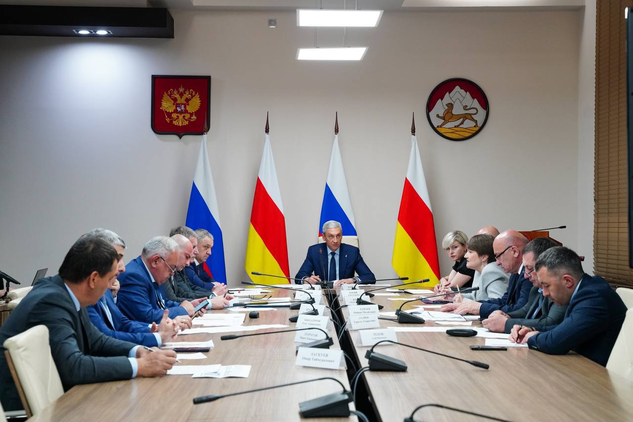 Борис Джанаев провел совещание по контрактации объектов и заявочной кампании Как отметил министр строительства и архитектуры Марат Бетанов, всего благодаря государственным программам и национальным проектам в 2025 году планируется реализовать порядка 300 объектов. Все они направлены на совершенствование социальной инфраструктуры – это строительство и ремонт учреждений образования, здравоохранения, культуры, спорта, модернизация объектов жилищно-коммунального хозяйства, дорожной инфраструктуры, общественных зон. Борис Джанаев призвал руководителей профильных ведомств и глав муниципалитетов контролировать темпы контрактации и своевременно приступать к работам. Подробнее читайте на нашем сайте. #alaniagov #севернаяосетия #алания #правительстворсоа