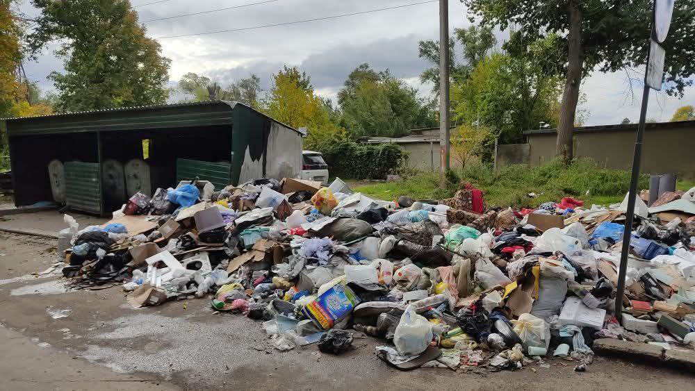 Бельцкие мусорные площадки возьмут под видеонаблюдение до конца февраля К концу текущего месяца в Бельцах завершится установка камер видеонаблюдения у площадок для сбора бытовых отходов Об этом сообщил исполняющий обязанности управляющего МП Дорожно строительное ремонтное управление ДРСУ Сергей Рубцов ссылаясь на сроки обозначенные вице примаром Виталием Баланом Для мониторинга системы на предприятии выделен специальный сотрудник В его задачи будет входить не только отслеживание ситуации в режиме реального времени но и сопровождение программы GPS и ведение сайта ведомства Механизм привлечения к ответственности уже отработан в случае фиксации нарушений например незаконного выброса крупногабаритного или строительного мусора данные будут передаваться в примарию и полицию После идентификации личности нарушителей ждут административные комиссии и штрафы На данный момент сотрудники ДРСУ продолжают фиксировать состояние контейнерных площадок вручную делая фотографии до и после каждой уборки Проект по установке видеонаблюдения оценивается в 540 тысяч леев Власти города рассчитывают что эти меры позволят существенно сократить количество нарушений правил благоустройства и помогут поддерживать чистоту в жилых секторах