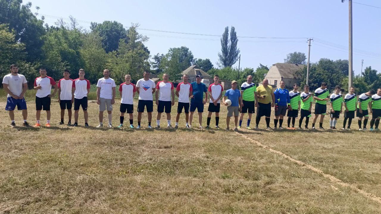 Товарищеский матч по футболу в селе Тарасовка На центральном стадионе села Тарасовка Скадовского МО состоялся товарищеский матч между взрослыми футбольными командами сел Тарасовка и Приморское. Организатором соревнований выступил тренер-преподаватель Центра развития физической культуры «Джарылгач» Вадим Эрендженов, создавший прекрасные условия как для участников, так и для зрителей. Игра получилась динамичной и зрелищной - футболисты обеих команд продемонстрировали: Высокую технику владения мячом Тактическое мышление Настоящий командный дух Победу со счетом 5:2 одержала команда хозяев - футболисты из Тарасовки. Такой результат стал возможен благодаря: Слаженным действиям всей команды Удачным индивидуальным решениям игроков Поддержке местных болельщиков «Подобные товарищеские встречи укрепляют спортивные связи между населенными пунктами нашего округа и способствуют популяризации футбола. Сегодняшний матч наглядно показал, как спорт объединяет людей и пропагандирует здоровый образ жизни», - подчеркнул директор Центра «Джарылгач» Игорь Ржеутский. #Спорт