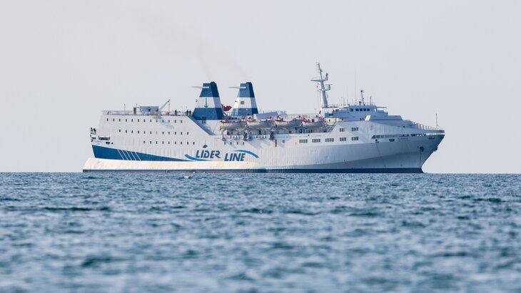 Очередная попытка запустить паром Трабзон Сочи Паром Seabridge снова готов возобновить регулярные рейсы между Турцией и Россией старт намечен на 8 декабря рейсы будут два раза в неделю Об этом сообщил гендиректор компании СВС Шиппинг обслуживающий маршрут Сергей Туркменян После достижения взаимопонимания между министерствами транспорта и иностранных дел России и Турции согласия руководства Федерального агентства Росморречфлот и уполномоченных на то органов паром Seabridge возобновляет регулярные дважды в неделю пассажирские перевозки между городами Сочи и Трабзон с 8 декабря сего года заявил он Напомним чем закончилась предыдущая попытка в ноябре паром впервые за 14 лет вышел в рейс из Трабзона но в Сочи его так и не пустили судно ждало разрешения более 2 5 суток После этого Seabridge развернули обратно и пассажиры вернулись в Трабзон только 10 ноября Линию обещают восстановить уже почти год но каждый раз что то срывается Теперь заявляют что согласования пройдены посмотрим позволит ли это действительно начать перевозки uletet 1