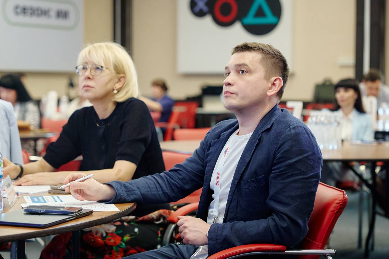 Эксперты «Диалога» оценили проекты женщин-лидеров из Донбасса и Новороссии В Мастерской управления «Сенеж» прошел завершающий модуль образовательного мероприятия «Женщина-лидер. Донбасс и Новороссия 2.0». Участницы представили 20 соцпроектов, направленных на повышение качества жизни в своих регионах, в частности на поддержку военнослужащих и их семей. В оценке проектов приняли участие эксперты АНО «Диалог Регионы»: первый замгендиректора Кирилл Истомин, начальник управления по работе с ЮФО Максим Гордеев и начальник отдела по развитию личных аккаунтов госслужащих Ирина Минеева. Программа реализовывалась при поддержке Совета Евразийского женского форума при Совете Федерации России. В ней приняли участие 120 женщин-управленцев из Донецкой и Луганской народных республик, Запорожской и Херсонской областей.