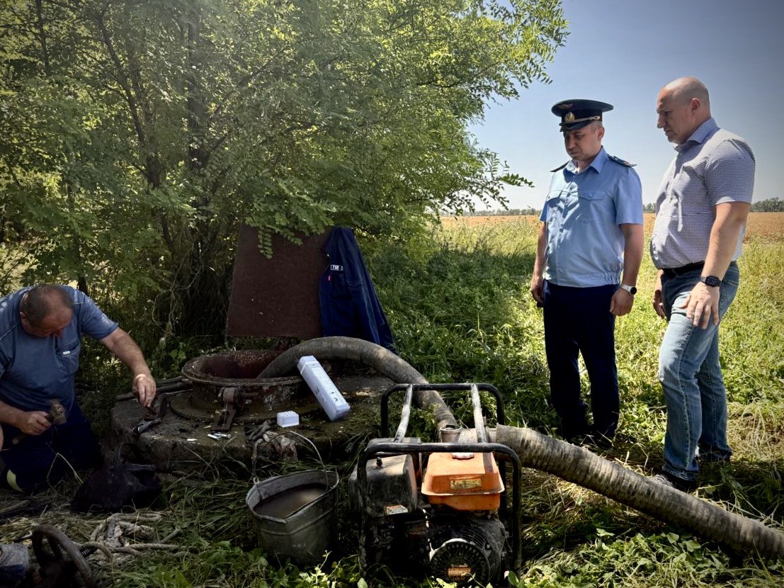 Авария на водоводе оставила без воды восемь населенных пунктов Ставрополья Речь о Светлограде, хуторе Носачев, поселке Маяк и селах Благодатное, Константиновское, Шангала, Шведино и Николина Балка. Специалисты планируют завершить ремонтные работы до 17:00. Пока что жителям подвозят воду по заявкам, оставленным по телефону 8 86547 4-11-31. Для доставки используют 8 автоцистерн, сообщается 9 июля в телеграм-канале предприятия «Ставрополькрайводоканал». Между тем районная прокуратура проводит проверку по факту отсутствия водоснабжения в Петровском округе, рассказали в пресс-службе надзорного ведомства региона.