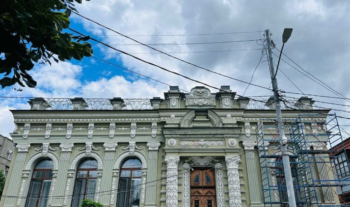 В Краснодаре на улице Красноармейской начали реставрировать объект культурного наследия регионального значения — дом генерала Вишневецкого. Такие здания — украшения центра и их бы беречь. Этот дом построен в 1896 году по проекту краснодарского архитектора Ивана Мальгерба и принадлежал генерал-майору Никите Вишневецкому. «Ремонт дома обеспечит сохранность его исторического облика и возможность дальнейшей эксплуатации. Работы планируются завершить до конца текущего года», — рассказал по этому поводу вице-губернатор края Роман Лузинов.