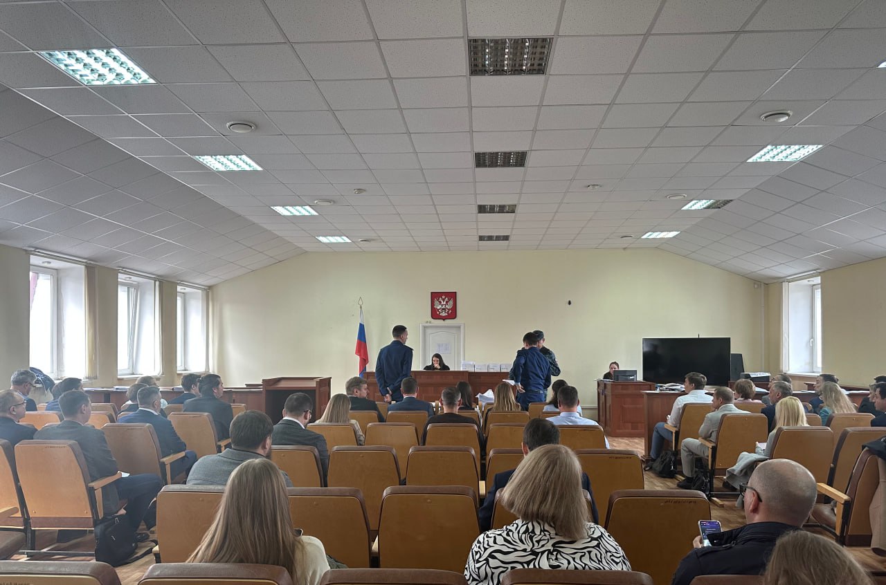 В Екатеринбурге силовики пришли с обыском в офис Облкоммунэнерго Утром в главном офисе Облкоммунэнерго на улице Чапаева прошли следственные действия Туда прибыли следователи в масках сотрудников компании выгнали из здания и сообщили что их рабочий день окончен Это происходит в рамках процесса о национализации уральских активов ЖКХ связанных с бизнесменами Артемом Биковым и Алексеем Бобровым Сегодня в Ленинском районном суде начали рассматривать иск Генпрокуратуры об изъятии их предприятий в том числе Облкоммунэнерго В надзорном ведомстве заявляют о нарушениях антикоррупционного законодательства со стороны должностных лиц правительства Свердловской области и топ менеджеров компании К делу оказалась причастна семья свердловского вице губернатора Олега Чемезова Его супругу Ирину Чемезову отправили под домашний арест по обвинению в мошенничестве Ей грозит до 10 лет лишения свободы На прошлой неделе стало известно что счета семьи арестованы в рамках этого же процесса Прокуратура считает что чиновник содействовал приватизации Облкоммунэнерго Сам Чемезов связь с организацией отрицает It s My City