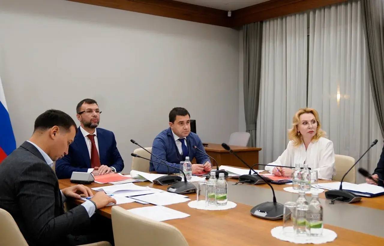 Строительная отрасль ДНР набирает обороты В Минстрое РФ обсудили перспективы развития жилищного строительства на территории ДНР В ходе совещания Глава ДНР Денис Пушилин и заместитель министра Никита Стасишин рассмотрели текущие проекты механизмы финансирования и меры поддержки граждан Ключевые показатели  В рамках инвестиционного жилищного строительства в сентябре было введено 4 дома общей площадью 49 тыс м²  На территории ДНР действует 51 разрешение на строительство общей площадью 617 5 тыс м²  Открыто проектное финансирование на 29 проектов на общую сумму более 25 млрд рублей  Заключено 1 543 договоров долевого участия на 10 07 млрд рублей  По Льготной ипотечной программе по ставке 2 годовых выдано 2 718 кредитов на 14 5 млрд рублей  Минстрой также уделяет внимание развитию инфраструктуры и благоустройству новых жилых комплексов ВАРМСУ СМО ДНР Подписывайтесь ВАРМСУ СМО ДНР Подписывайтесь