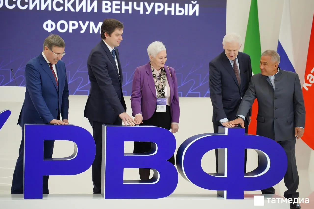 Минниханов принял участие в открытии Российского венчурного форума в Казани Мероприятие проходит в Казани 9 10 апреля на площадке МВЦ Казань Экспо Главная тема форума Технологическое лидерство инвестиции в будущее Мне очень приятно что сегодня здесь находятся те люди которые 20 лет назад продвигали это направление Я тогда искал новые инновационные решения и Андрей Александрович Фурсенко мне посоветовал посетить Санкт Петербург и пообщаться с Альбиной Никконен рассказал он Я искренне благодарен Министерству науки и высшего образования России и нашему министру Валерию Фалькову который возглавляет оргкомитет Российского венчурного форума Мы видим статус форума и его востребованность с каждым годом растут Заверяю что эта работа будет нами продолжаться и далее Главное что мы пригласили наших гостей и все они приехали отметил Минниханов Подписаться Сообщить новость   Вести Татарстан в MAX
