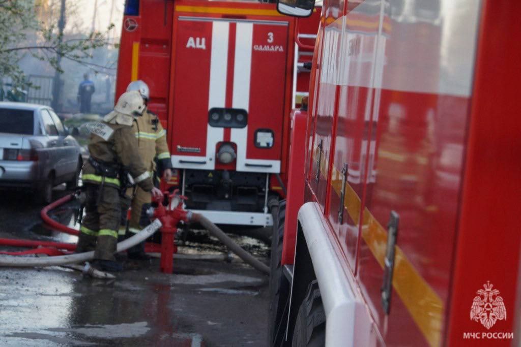 #Официально ‼ Информация МЧС России В 19.33 поступило сообщение о пожаре в Новокуйбышевске по адресу: улица Бочарикова, дом 6А. На месте вызова горели домашние вещи в квартире многоэтажного дома. В 19.50 возгорание было ликвидировано на площади 3 квадратных метра. Погибших и пострадавших нет. Для тушения пожара привлекались 10 специалистов и 3 единицы техники.
