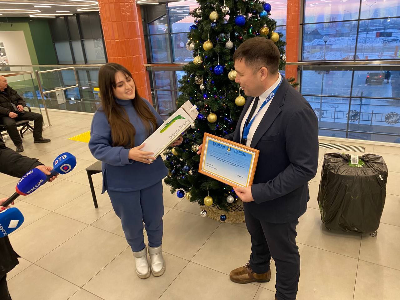 В аэропорту Улан Удэ зарегистрировали 800 тысячного пассажира Сегодня в международном аэропорту Байкал зарегистрировали 800 тысячного пассажира Об этом сообщил глава Бурятии Алексей Цыденов Девушка следовала на рейсе 3034 АК S7 в Москву Бурятия Подробности в Номер один Сообщить нам свою новость можно по кнопке Письмо в редакцию