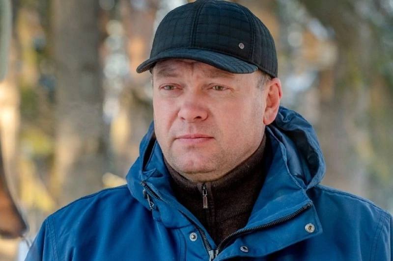 Фейковый глава района разводит жителей Новосибирской области. Настоящий глава Тогучинского района Сергей Пыхтин тот, что на фото обратился к жителям в связи с участившимися случаями обмана от его имени. Он предупредил, что злоумышленники активно используют нейросети для подделки его голоса. Тогучинец настоятельно рекомендовал не переводить деньги по просьбам аферистов.