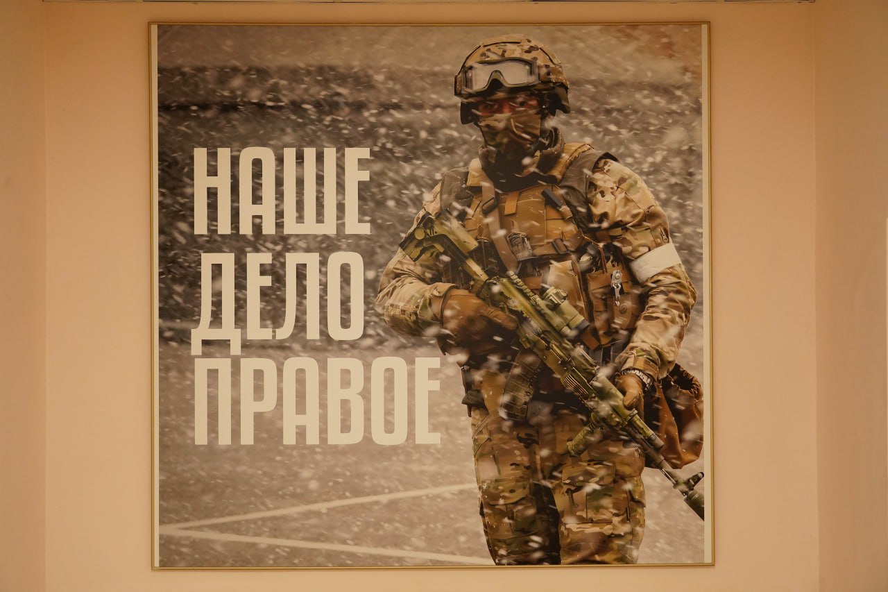 В Татарстане увеличили единовременные выплаты для контрактников В Татарстане до 2 9 млн рублей увеличили выплаты гражданам желающим заключить контракт с Минобороны РФ Новые правила единовременной финансовой поддержки начали действовать с 1 января 2026 года Данная выплата формируется из двух составляющих 2 5 млн рублей выделяется из бюджета Татарстана а 400 тысяч рублей предоставляет министерство обороны На повышенные выплаты могут претендовать не только будущие бойцы СВО но и граждане заключившие контракт на службу в новые войска беспилотных систем а также новобранцы Африканского корпуса Для всех категорий контрактников предусмотрена подготовка на полигонах Бойцы войск беспилотных систем и Африканского корпуса проходят обучение не менее двух месяцев Отбор в эти подразделения более строгий в Африканском корпусе делают упор на крепкое здоровье и боевой опыт претендентов В войсках беспилотных систем приоритет отдают технической подкованности и развитым геймерским навыкам В Татарстане процедура заключения контракта занимает не более одного двух дней Потенциальным бойцам оплачивают проезд проживание питание У них есть возможность выбрать воинскую специальность После подписания контракта они сразу же получают единовременную выплату необходимое обмундирование и выезжают на боевое слаживание Помимо финансовой помощи контрактникам гарантируются все республиканские и федеральные льготы меры поддержки и реабилитации Республика обеспечивает своих бойцов гуманитарной помощью от продуктов питания до транспорта Семьи бойцов берутся под опеку властей и получают все положенные государством льготы Узнать подробнее о том как подписать контракт в Татарстане и подать заявку на прохождение контрактной службы можно на сайте   heroes tatarstan ru и по телефонам 8 800 222 59 00 и 117 прийти в военкомат или пункт отбора iatatarinform tatarinform