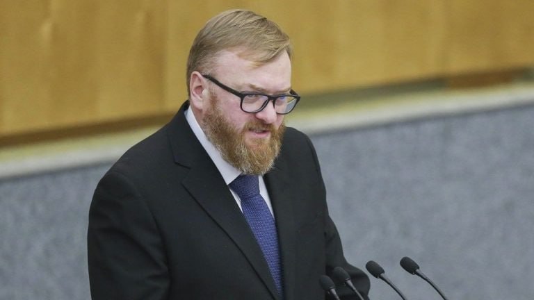 Похороны через "Госуслуги" Депутат Госдумы Виталий Милонов выступил с инициативой перевести процесс организации похорон на портал "Госуслуги". По его мнению, это позволит защитить граждан от недобросовестных ритуальных агентств, которые зачастую пользуются горем людей и устанавливают завышенные цены на свои услуги. Выберу.ру